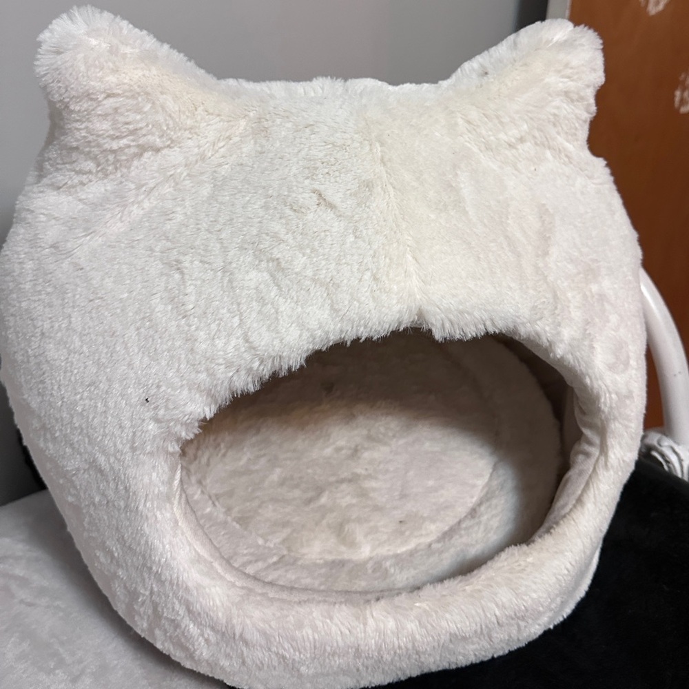 Best Friends by Sheri Plush Cat Bed, Cream, NWOT